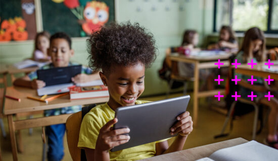 Aluna com tablet na sala de aula.