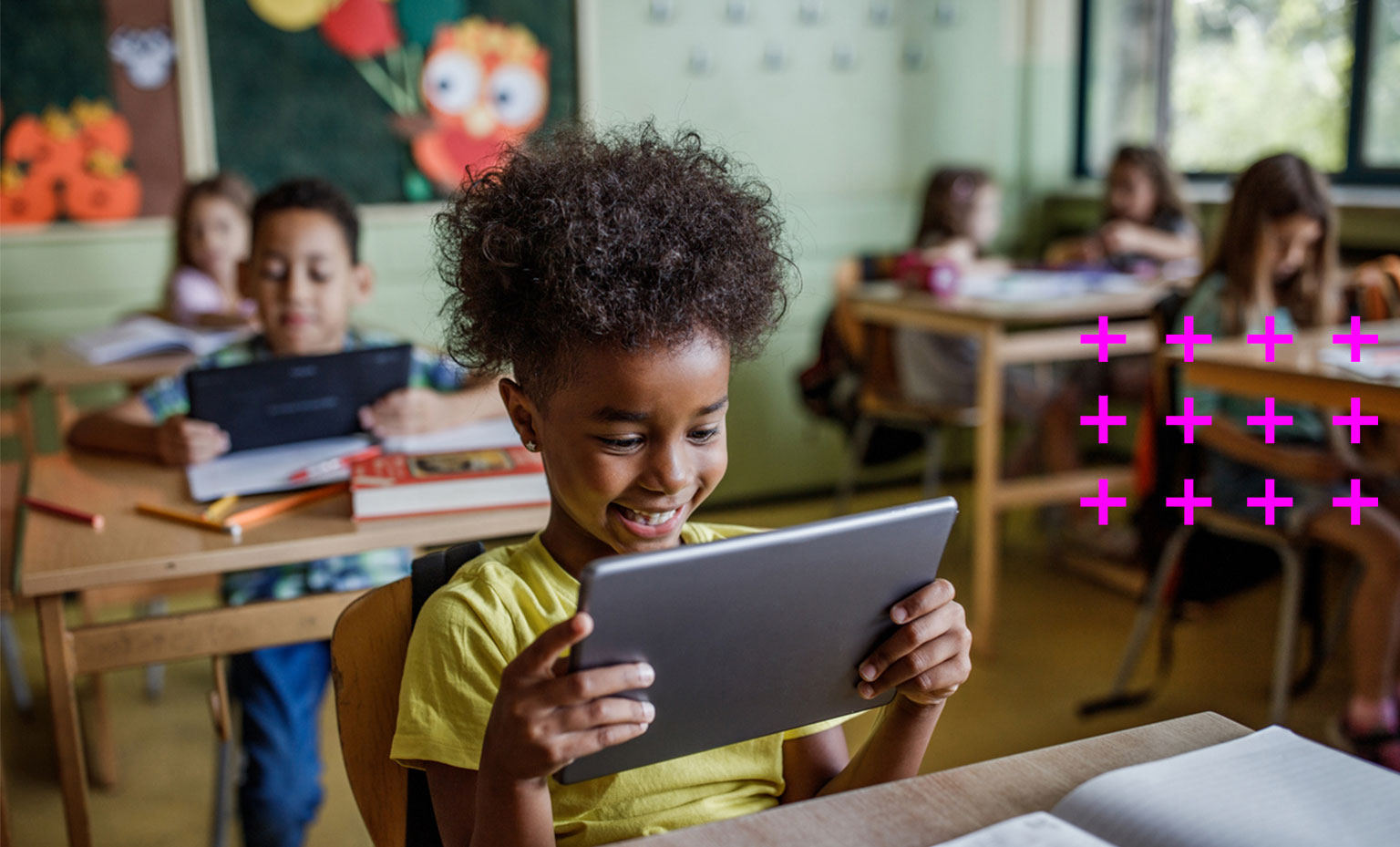 Aluna com tablet na sala de aula.
