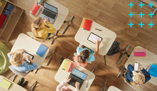 Visão de cima da sala de aula com as mesas e alunos.