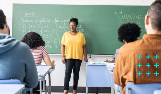 Professora dando aula para ensino médio.