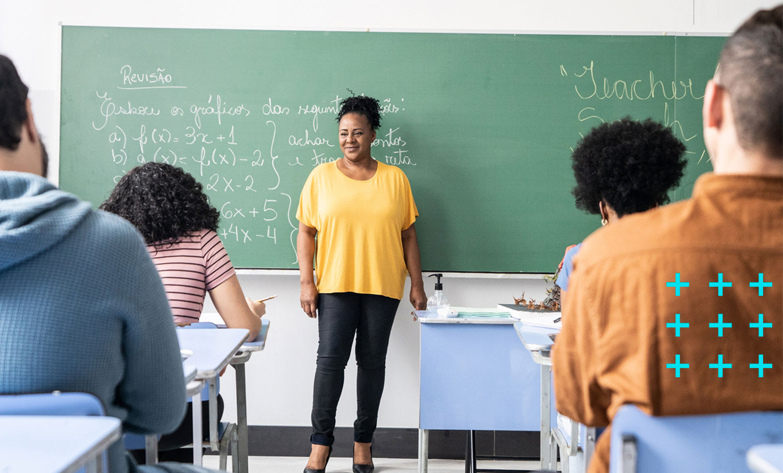Professora dando aula para ensino médio.