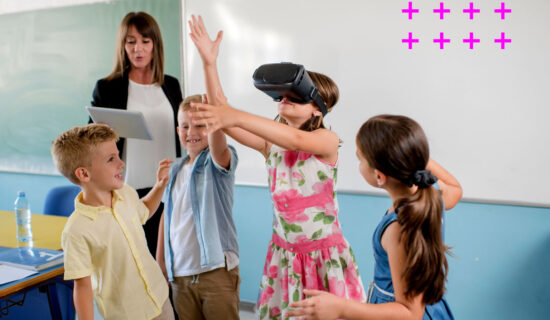 Alunos em escola utilizam óculos de realidade virtual