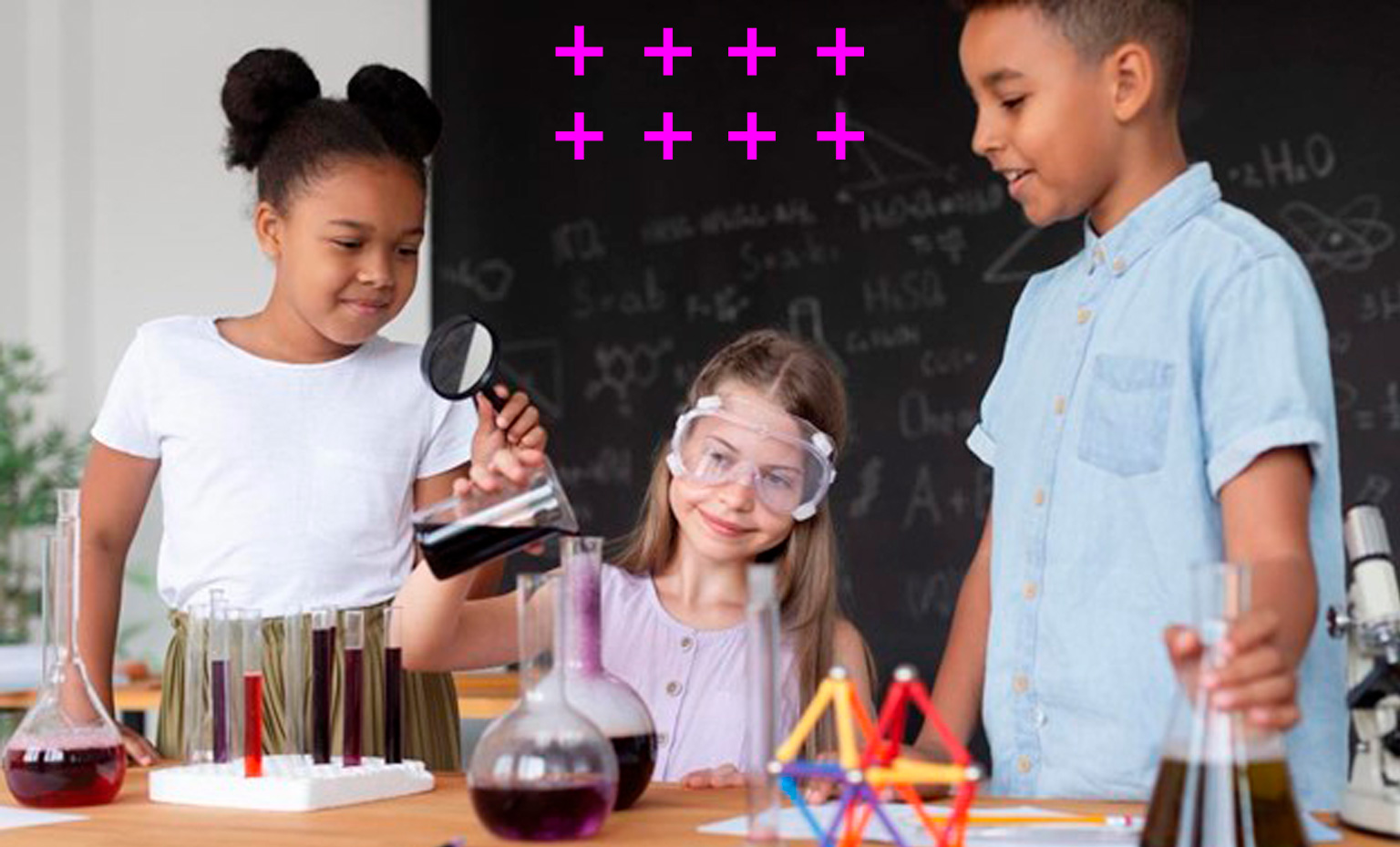 grupo de três crianças diversas composto por duas meninas e um menino aprendendo em uma aula prática de química com tubos de ensaio.
