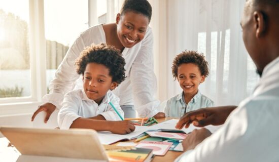 pais acompanhando os filhos em atividades escolares em casa.